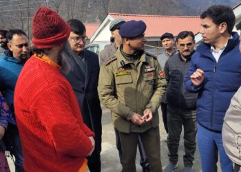 Div Com Kashmir visits Baramulla, inspects Transit Accommodation Fatehpora, Veerwan