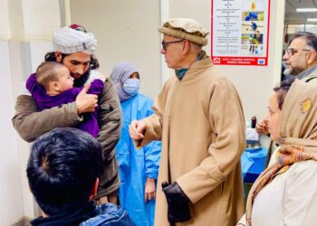 CM Omar Abdullah Conducts Surprise Inspections at Srinagar’s Top Medical Institutions