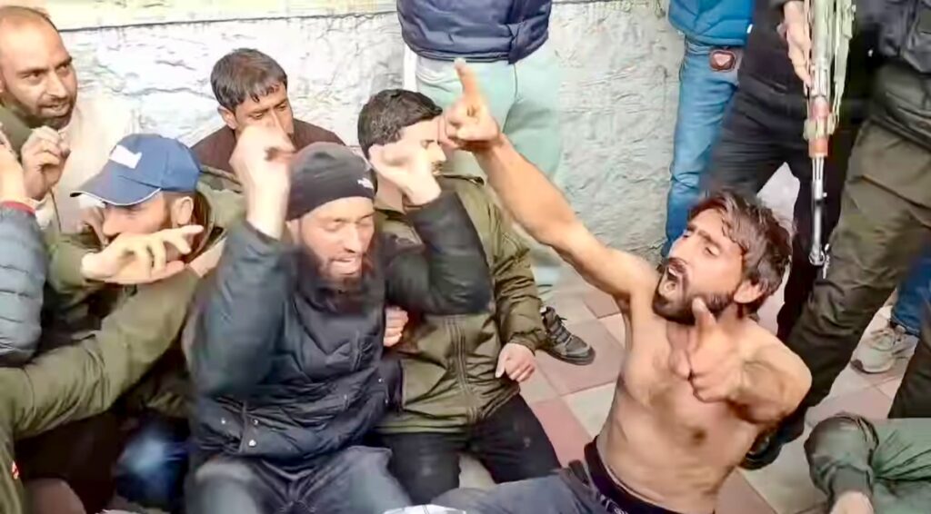 Wildlife Department Daily Wagers and Casual Labourers Protest in Srinagar, Demand Regular Jobs and Fair Wages 1 1000205353