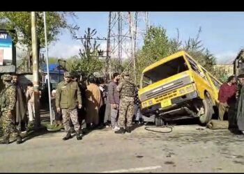 Tr@gic Road Accid£nt in Handwara: One Student D£ad, 23 Injur£d as College Bus Overturns