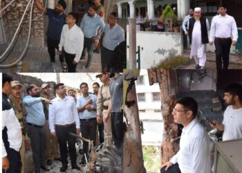 DC Poonch visits areas affe-cted by cross border she-lling, directs dam-age assessment