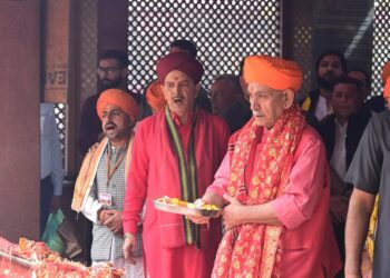 Lieutenant Governor Offers Prayers at Mela Kheer Bhawani, Extends Festive Greetings to Devotees