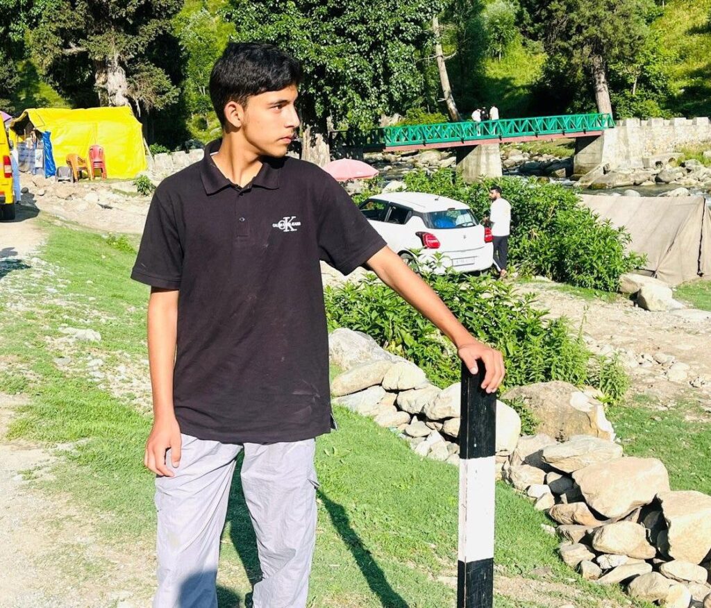 Meet Riyan Rafiq: The Young Calligraphy Artist from Kashmir Creating Waves with His Pen 1 1000438815
