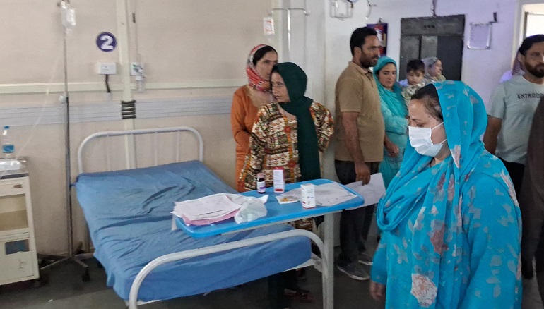 Sakeena Itoo conducts surprise inspection of district hospital Pulwama 1 1000500354