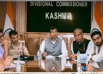 Div Com assures evacuation of stranded fruit-laden trucks through National Highway, Mughal Road 3 Div Com assures evacuation of stranded fruit-laden trucks through National Highway, Mughal Road