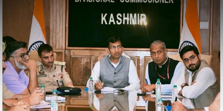Div Com assures evacuation of stranded fruit-laden trucks through National Highway, Mughal Road