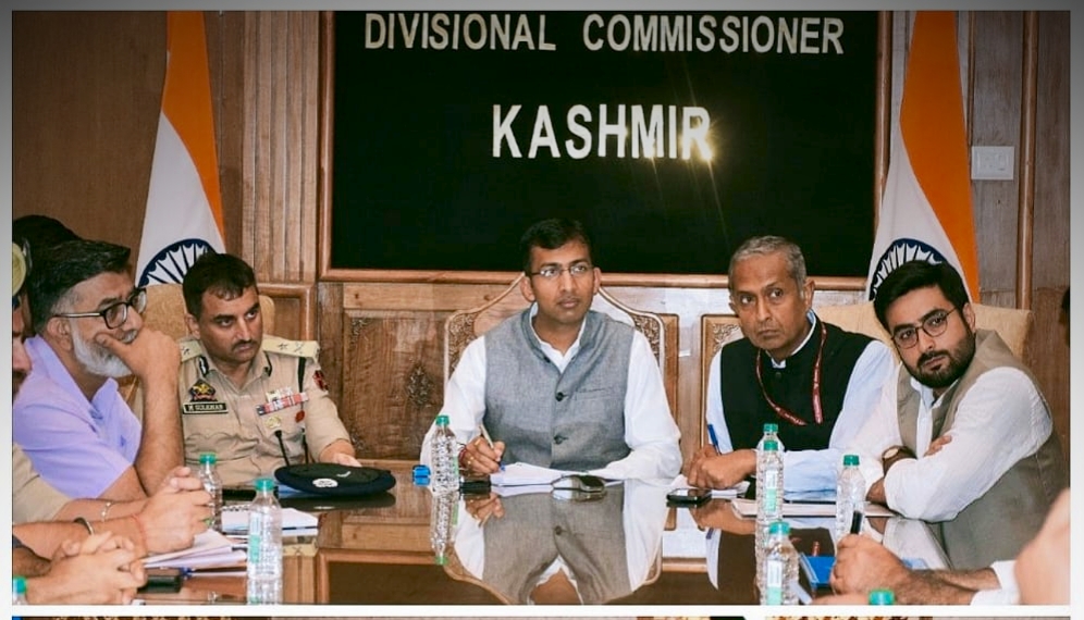 Div Com assures evacuation of stranded fruit-laden trucks through National Highway, Mughal Road 1 1000594344